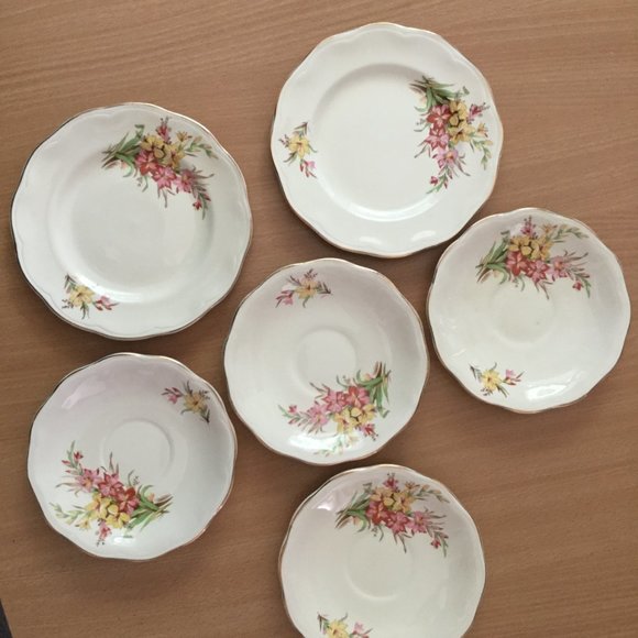 Regency British anchor 4 saucer plates and two bread plates floral - Picture 7 of 8
